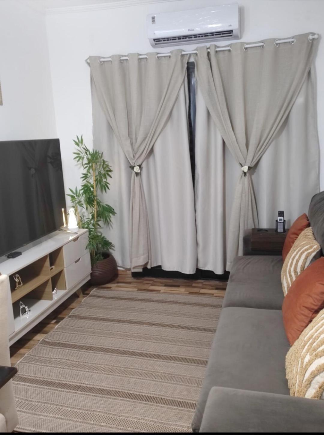 Brisa Do Mar,com Ar Condicionado Wi-fi Net Flix, Globo Play A 50 Metros Da Do Ocian 1 Hospeda Ate 6 Pessoas Nao Fornecemos Roupas De Cama E Banho Com 1 Vaga De Garagem Praia Grande (Santos)